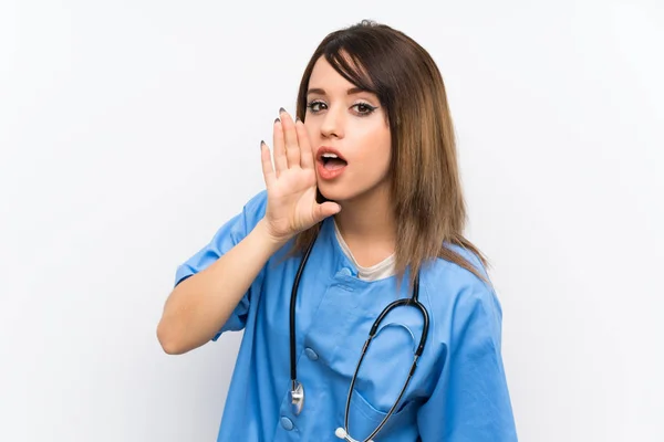 Jonge Verpleegster Vrouw Witte Muur Fluisteren Iets — Stockfoto