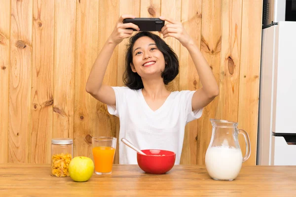 Asian młody kobieta mający śniadanie zrobienie a Fotografia — Zdjęcie stockowe