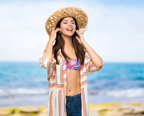 Adolescente Chica Vacaciones Verano Frustrado Cubriendo Oídos Playa — Foto de Stock