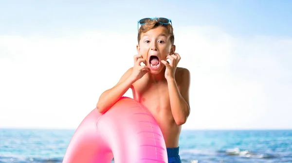 Niño Vacaciones Verano Molesto Enojado Gesto Furioso Playa —  Fotos de Stock
