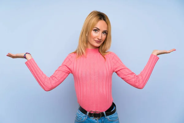 분홍색 스웨터를 여자는 혼동에 의구심을 — 스톡 사진