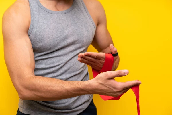 Bonito Homem Esporte Sobre Fundo Isolado Ligaduras Boxe — Fotografia de Stock