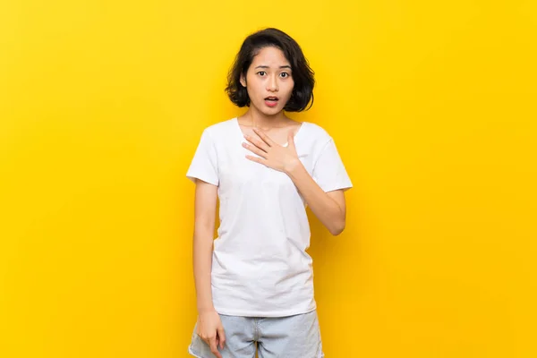 Азіатські Молода Жінка Над Ізольованими Жовті Стіни Здивований Вражений Дивлячись — стокове фото
