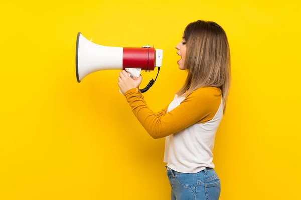 Jolie Jeune Femme Sur Mur Jaune Isolé Criant Travers Mégaphone — Photo