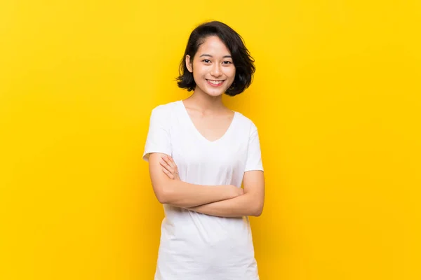 Asiatique Jeune Femme Sur Isolée Mur Jaune Garder Les Bras — Photo