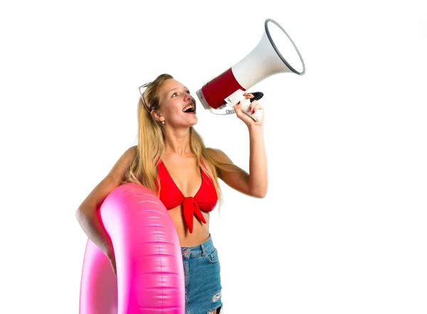 Mulher Loira Férias Verão Segurando Megafone Fundo Branco Isolado — Fotografia de Stock