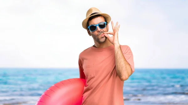 Hombre Con Sombrero Gafas Sol Sus Vacaciones Verano Mostrando Signo —  Fotos de Stock