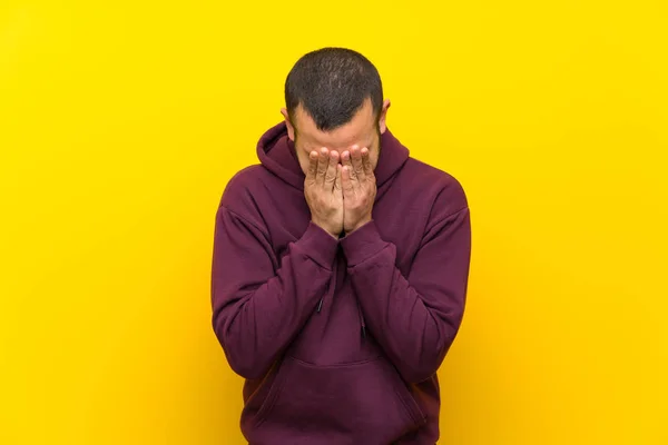 Hombre Colombiano Con Sudadera Sobre Pared Amarilla Con Expresión Cansada —  Fotos de Stock