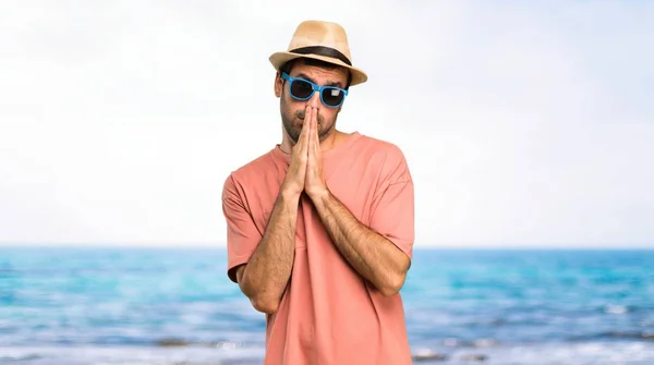 Hombre Con Sombrero Gafas Sol Sus Vacaciones Verano Mantiene Palma — Foto de Stock
