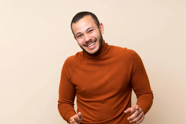 Kolumbianischer Mann Mit Rollkragenpullover Lächelt — Stockfoto