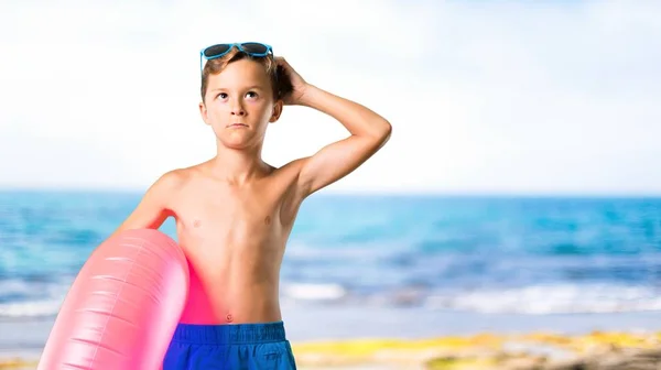 Dítě Letních Prázdninách Přemýšlíš Myšlence Pláži — Stock fotografie