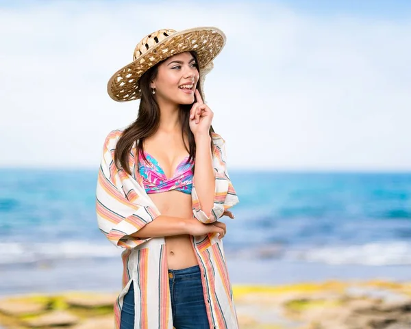 Adolescente Chica Vacaciones Verano Pensando Una Idea Mientras Mira Playa — Foto de Stock