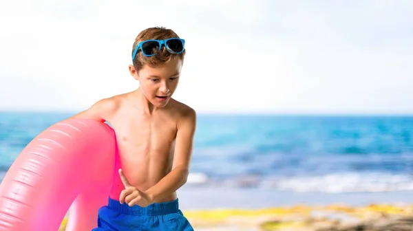 Niño Vacaciones Verano Escuchando Música Bailando Playa —  Fotos de Stock