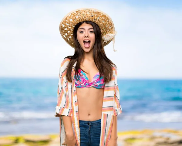 Teenager Mädchen Sommerurlaub Mit Überraschendem Gesichtsausdruck Strand — Stockfoto