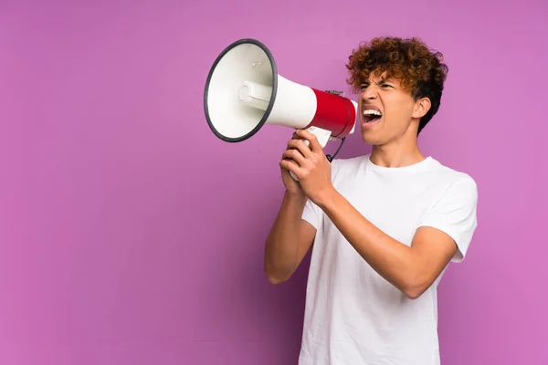 Молодий Афроамериканець Над Ізольованою Фіолетовою Стіною Кричить Через Мегафон — стокове фото