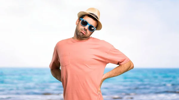 Hombre Con Sombrero Gafas Sol Sus Vacaciones Verano Infeliz Sufriendo —  Fotos de Stock