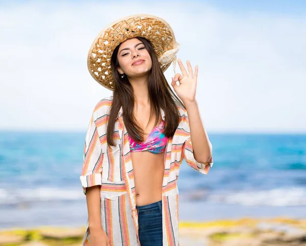 Teenager Mädchen Sommerurlaub Zeigt Zeichen Mit Fingern Strand — Stockfoto