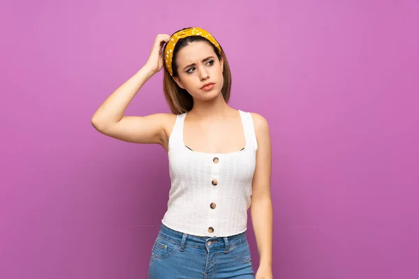 Pretty Young Woman Isolated Purple Wall Having Doubts While Scratching — Stock Photo, Image