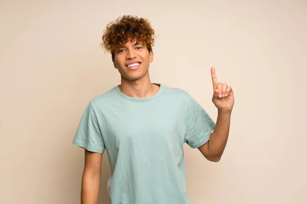 Hombre Afroamericano Con Camisa Verde Mostrando Levantando Dedo Señal Mejor — Foto de Stock