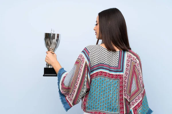 Jeune Femme Sur Mur Bleu Isolé Tenant Trophée — Photo