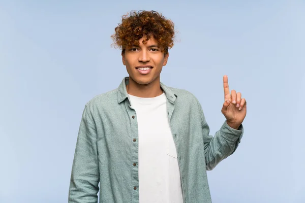 Jovem Afro Americano Sobre Parede Azul Isolada Mostrando Levantando Dedo — Fotografia de Stock