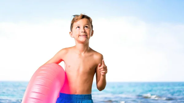 Niño Vacaciones Verano Señalando Con Dedo Índice Una Gran Idea —  Fotos de Stock