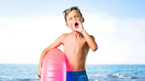 Niño Vacaciones Verano Gritando Con Boca Abierta Playa —  Fotos de Stock