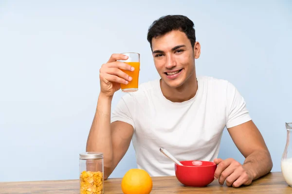 Bonito Homem Segurando Suco Laranja — Fotografia de Stock