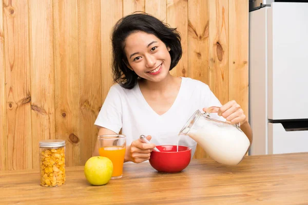 Asiatische junge Frau beim Frühstück — Stockfoto