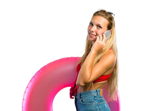 Блондинка Влітку Відпустці Розмовляє Мобільним Телефоном Ізольованому Білому Тлі — стокове фото