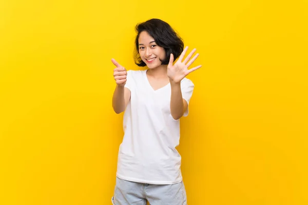 Asiatische Junge Frau Über Isolierte Gelbe Wand Die Mit Fingern — Stockfoto