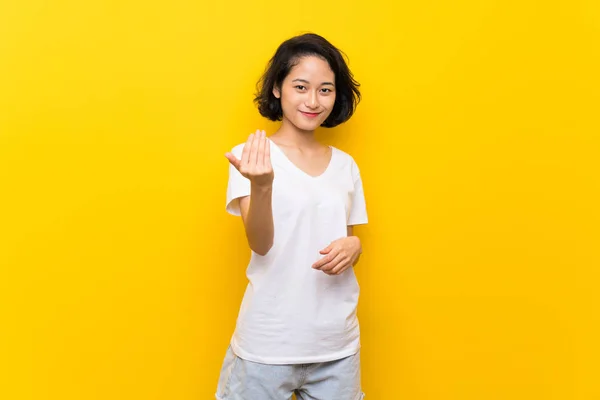 Ázsiai Fiatal Több Mint Elszigetelt Sárga Fal Hívogató Hogy Jöjjön — Stock Fotó