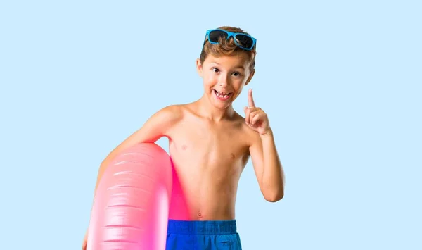 孤立した青い背景に解決策を実現しようとする夏休みの子供 — ストック写真