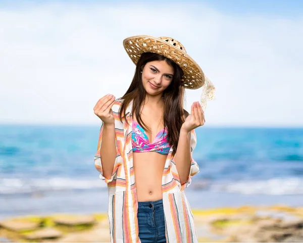 Adolescente Chica Vacaciones Verano Haciendo Gesto Dinero Playa — Foto de Stock