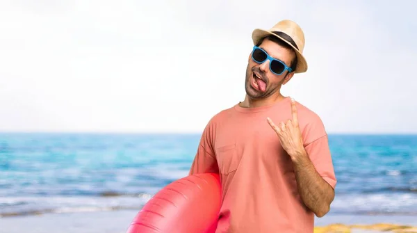 Mann Mit Hut Und Sonnenbrille Sommerurlaub Mit Lustigem Blick Die — Stockfoto