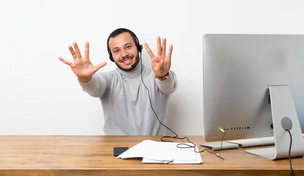 Telemarketer Colombiano Contando Nove Com Dedos — Fotografia de Stock