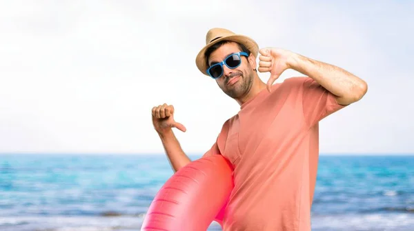 Homem Com Chapéu Óculos Sol Suas Férias Verão Mostrando Sinal — Fotografia de Stock