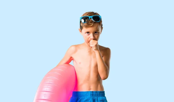 Niño Vacaciones Verano Está Sufriendo Tos Sentirse Mal Fondo Azul —  Fotos de Stock