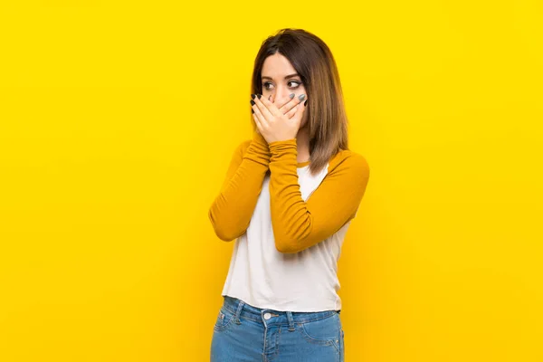 Mujer Joven Bonita Sobre Aislada Pared Amarilla Cubriendo Boca Mirando — Foto de Stock