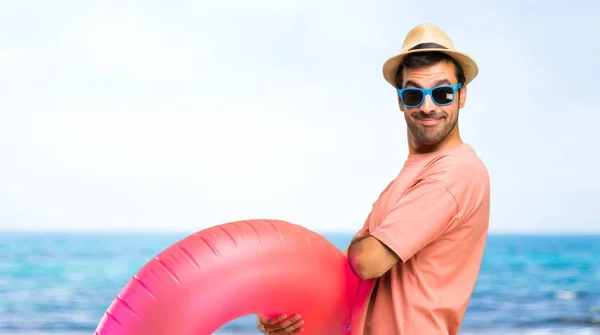 Człowiek Kapeluszem Okulary Przeciwsłoneczne Jego Letnie Wakacje Trzymając Ramiona Skrzyżowane — Zdjęcie stockowe