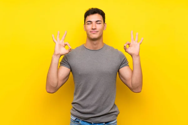 Stilig Man Över Isolerade Gula Muren Zen Pose — Stockfoto