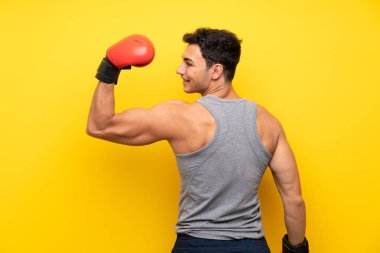 Boks eldiven ile izole arka plan üzerinde yakışıklı spor adam
