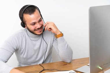 Bir ofiste çalışan telemarketer Kolombiyalı adam