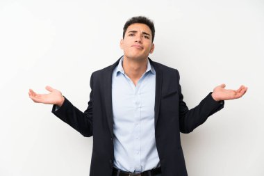 İzole beyaz duvar üzerinde yakışıklı adam yüz ifadesi karıştırmak ile şüpheler var