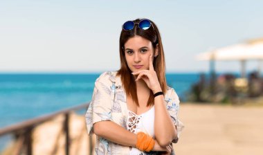 Plajda düşünme yaz tatillerinde Bikini genç kadın