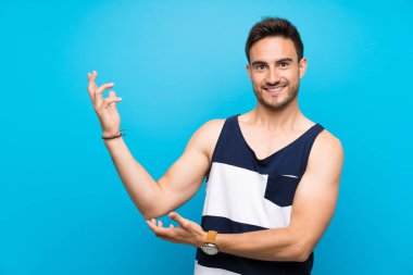 İzole arka planda yakışıklı genç adam gelmek için davet için yan eller uzanan