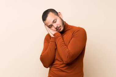 Balıkçı Leneck kazak ile Kolombiyalı adam aşkım ifade uyku jest yapma