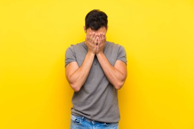 Yorgun ve hasta ifade ile izole sarı duvar üzerinde Yakışıklı adam