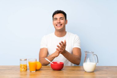 Kahvaltı alkışlanan yakışıklı adam