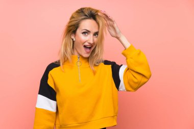 Soyutlanmış pembe bir geçmişi olan genç sarışın kadın bir şeyi fark etti ve çözüme ulaşmaya çalışıyor.